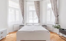 Luminous Apartment For 2 Near Wenceslas Square By Prague Days
